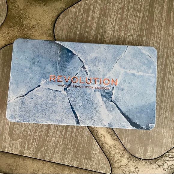 Makeup Revolution Eyeshadow Palette London Forever Flawless Ice, 18 Shades New - Picture 6 of 7